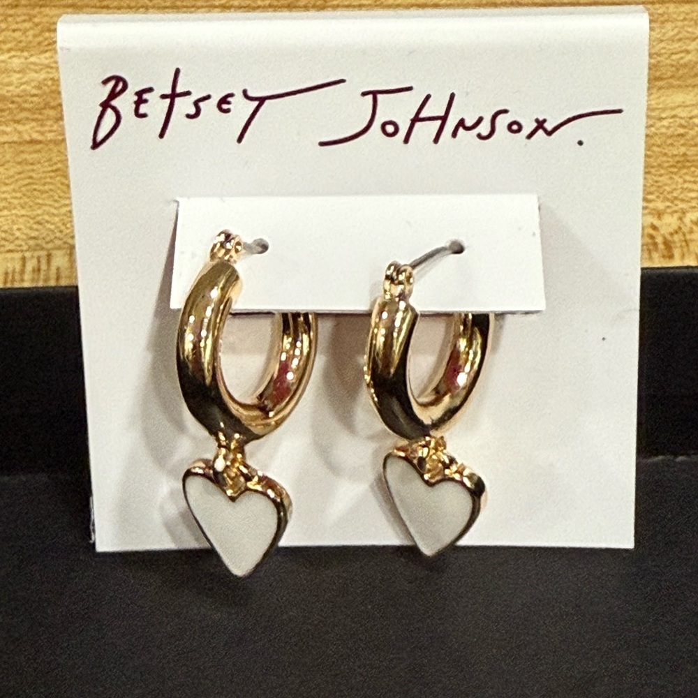 Betsey Johnson red heart hoop dangle NWT - Picture 7 of 8